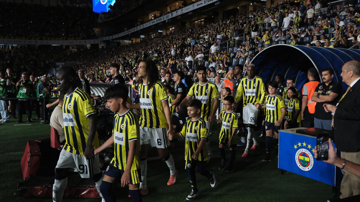 Football photograph: Mattéo Guendouzi 6 Fenerbahçe 20260805 (4).